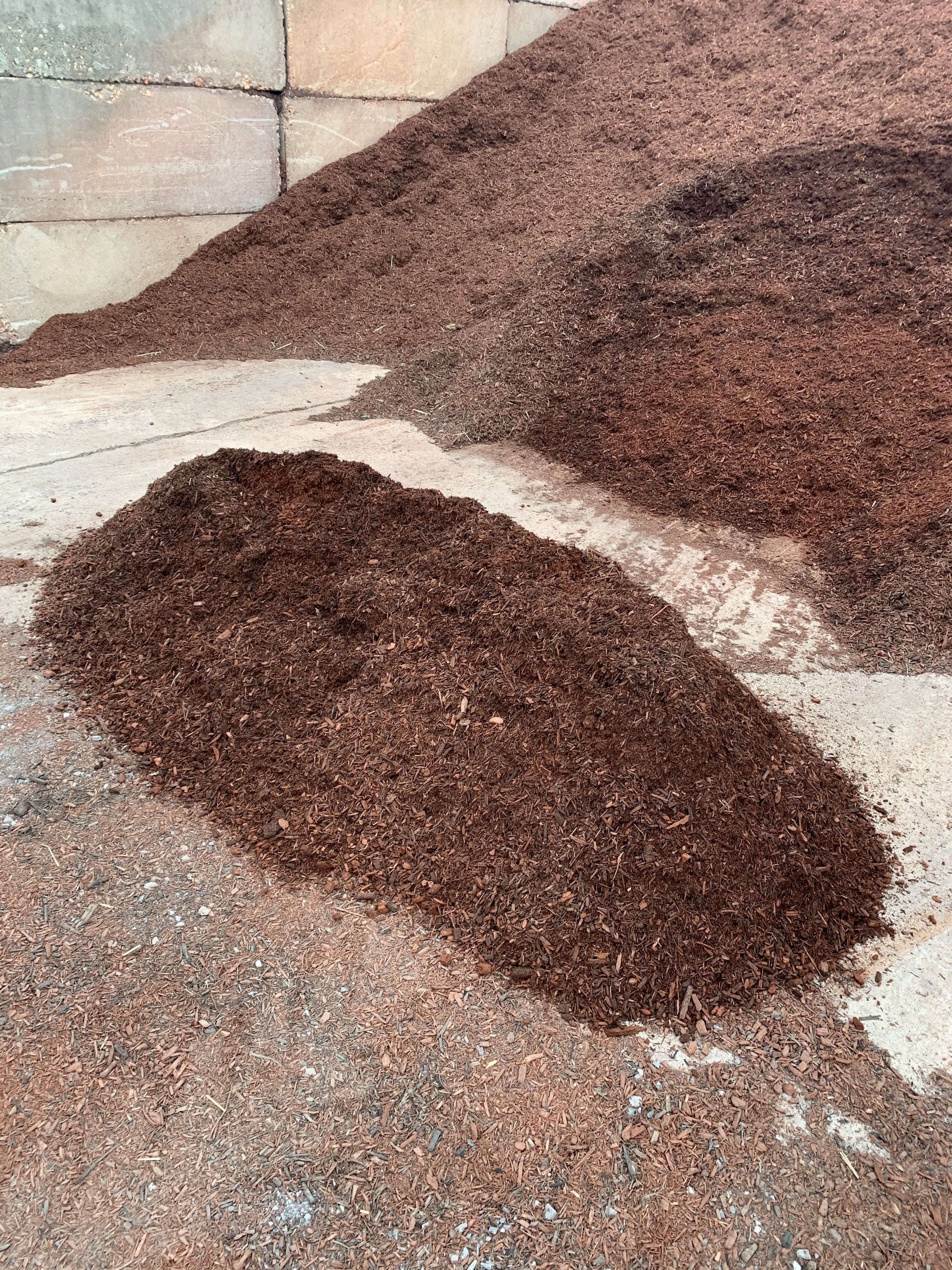 Brown Dyed Bulk Mulch | Delaware Hardscape Supply, LLC
