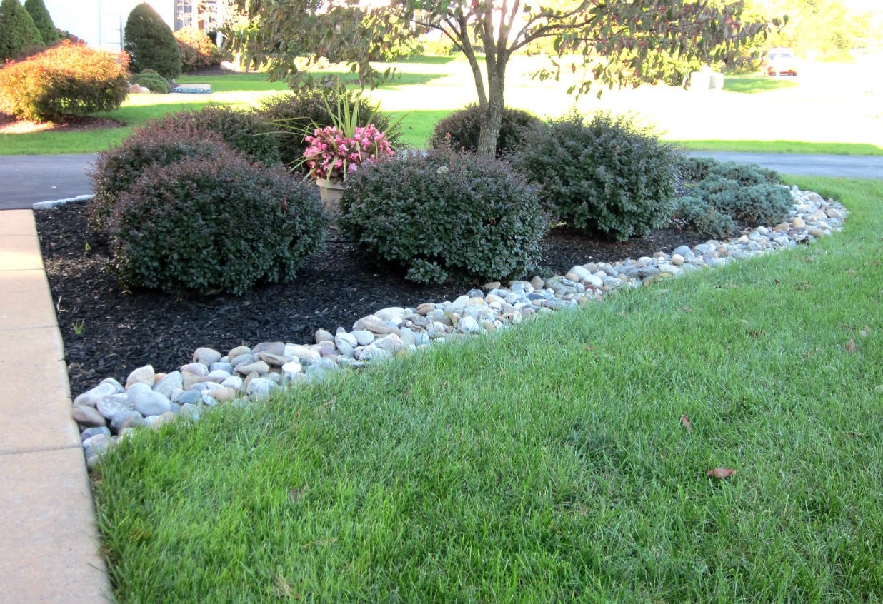 Black Dyed Landscape Mulch | Delaware Hardscape Supply, LLC