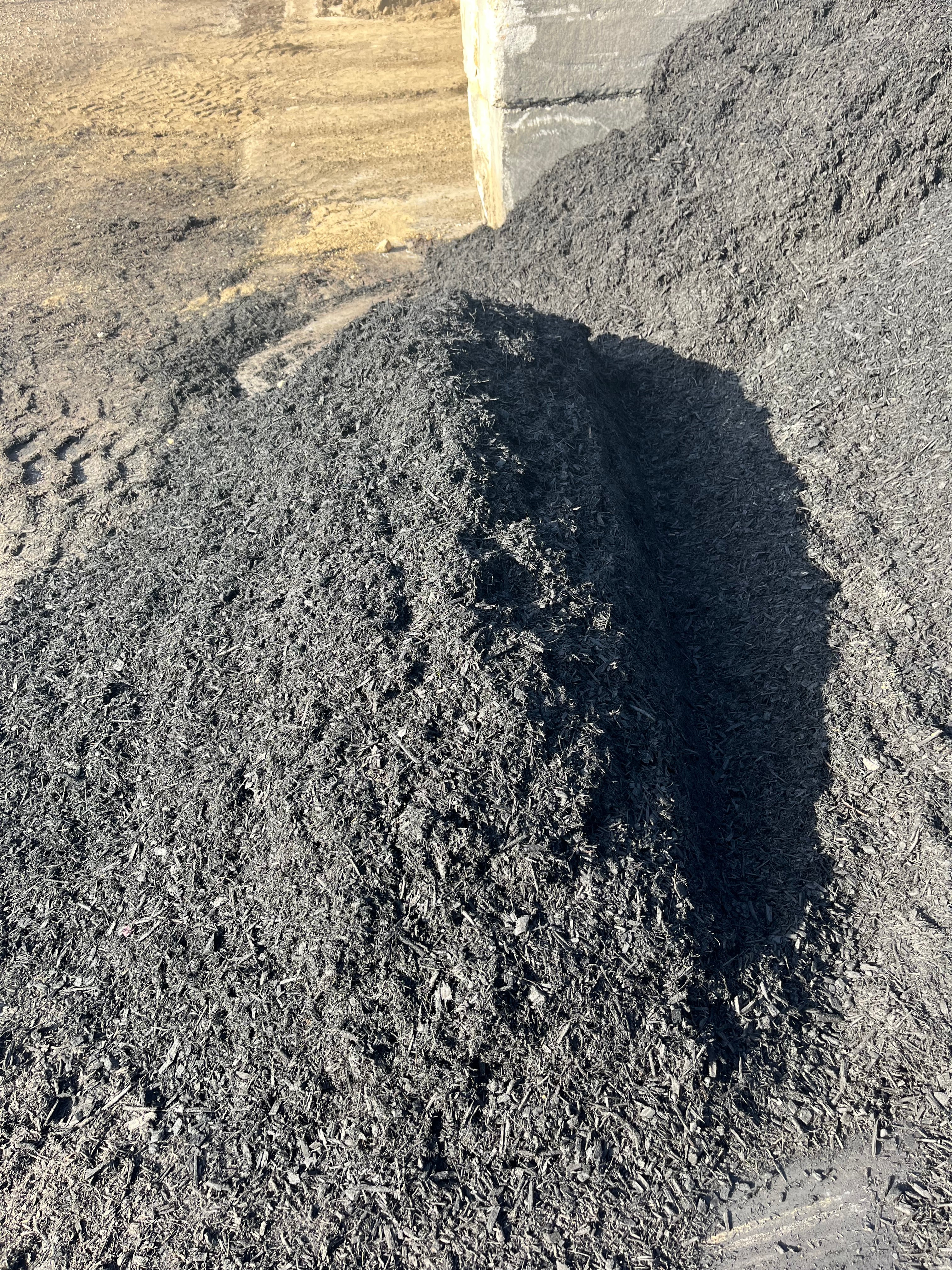 Black Dyed Landscape Mulch | Delaware Hardscape Supply, LLC
